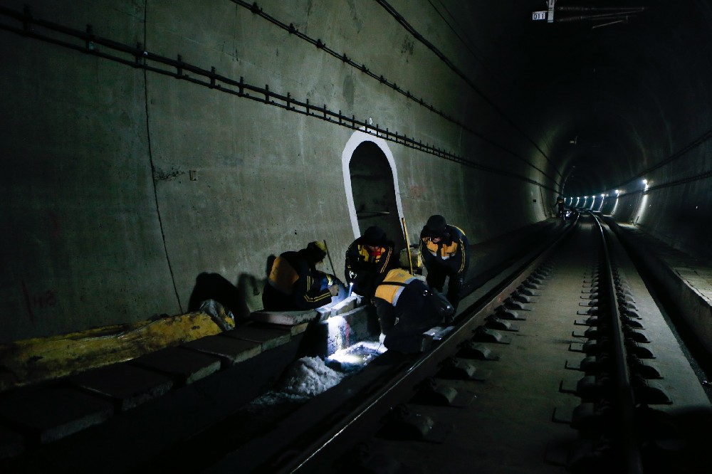 郓城铁路运营隧道病害现状